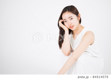 白いドレスの女性 84914079