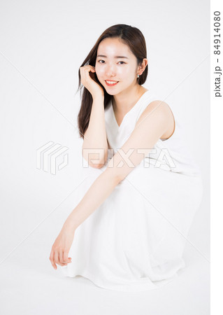 白いドレスの女性 84914080
