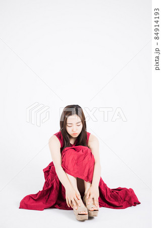 赤いドレスの女性 赤いドレスの女性 84914193