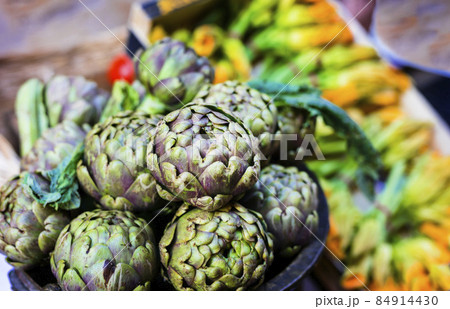 Street still life. Rome, outdoor restaurant decoration with fresh seasonal vegetables .Italian food and ingredients, artichokes and zucchini flowers 84914430