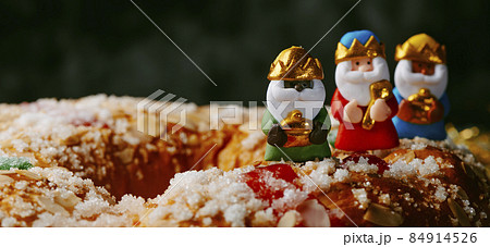 the three wise men on a kings cake, web banner 84914526