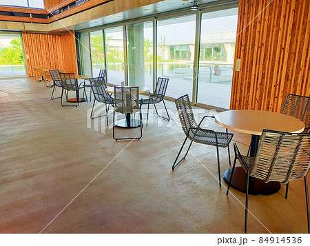 お洒落な内装　机と椅子 84914536