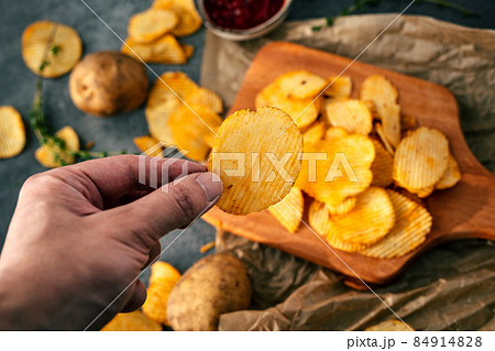 ポテトチップスのテーブルフォト ポテトチップスのテーブルフォト 84914828