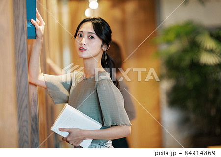 本を取り出す女性 本を取り出す女性 84914869