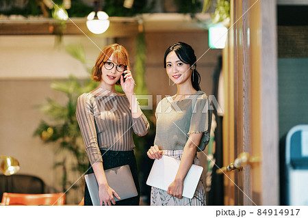 パソコンを持ったビジネスウーマンのポートレート パソコンを持ったビジネスウーマンのポートレート 84914917