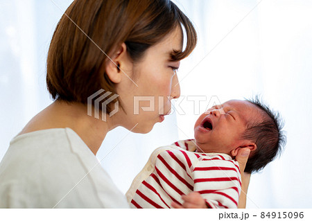 育児 ママと1ヵ月の赤ちゃん 育児 ママと1ヵ月の赤ちゃん 84915096