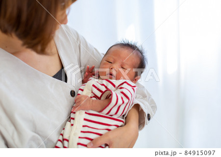 育児 ママと1ヵ月の赤ちゃん 育児 ママと1ヵ月の赤ちゃん 84915097