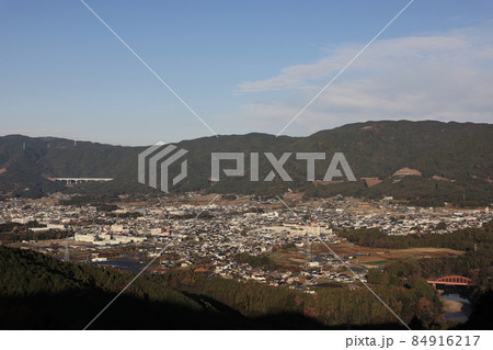 愛知県新城市の風切山展望台からの街並み 84916217