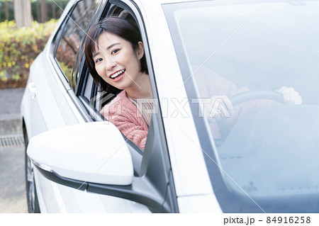 車を運転する女性 車を運転する女性 84916258