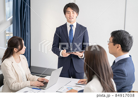 多様な世代の複数のビジネスマンミーティングイメージ 84917038