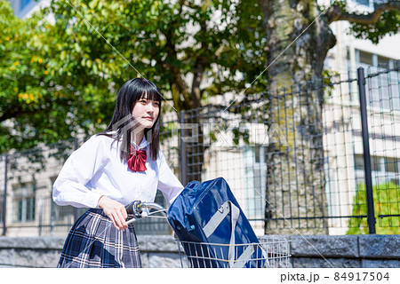 自転車通学する女子高校生　住宅地　市街地 84917504