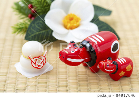 畳の上の赤べこ 84917646