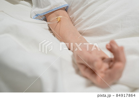 Patient lying under the anesthesia 84917864
