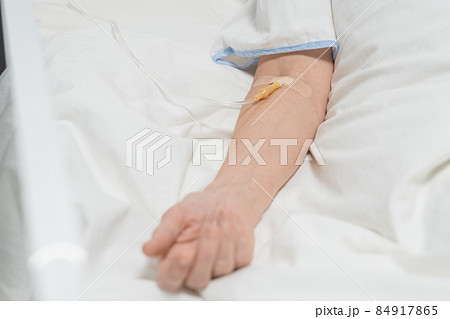 Senior patient lying under a drip 84917865
