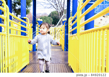 公園の遊具で遊ぶ2歳の女の子 84920122