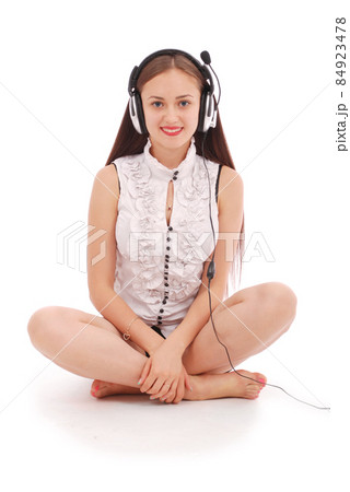 Pretty teenage girl listening music on her headphones 84923478