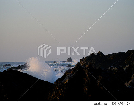 室戸岬の岩礁にぶつかる波 84924238