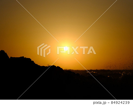 室戸岬の岩礁と朝陽 室戸岬の岩礁と朝陽 84924239