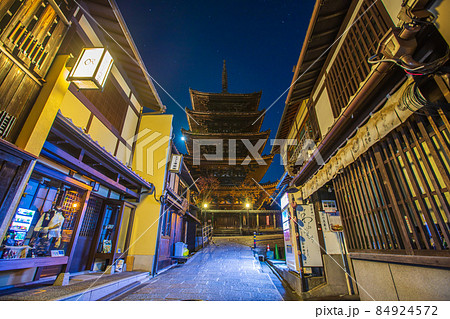 京都の夜　古い町並　　　 84924572