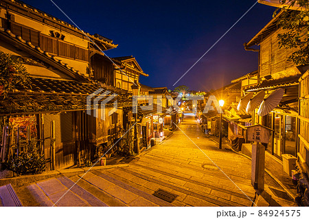 京都の夜　古い町並　　　 84924575