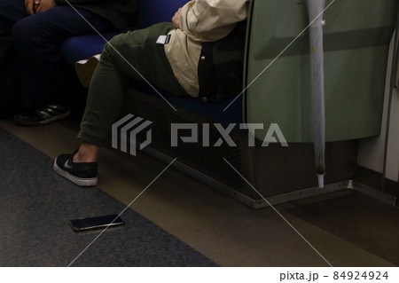 AM05:00：電車内での落とし物 84924924
