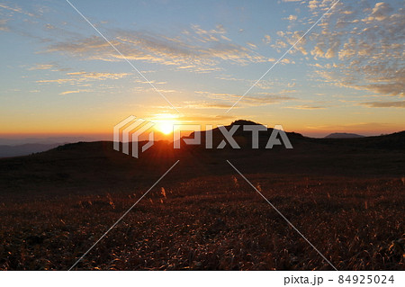 天狗高原 夕陽とススキ野原 (高知県 津野町) 天狗高原 夕陽とススキ野原 (高知県 津野町) 84925024