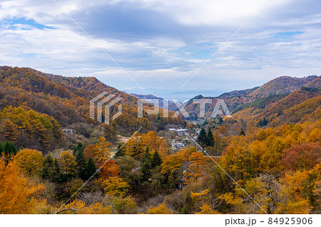 展望台から見る紅葉に染まった山間の集落 展望台から見る紅葉に染まった山間の集落 84925906