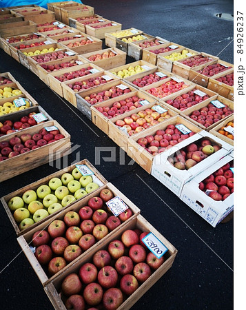 朝市のリンゴ 84926237