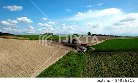 北海道美瑛町の赤い屋根の家 84926315