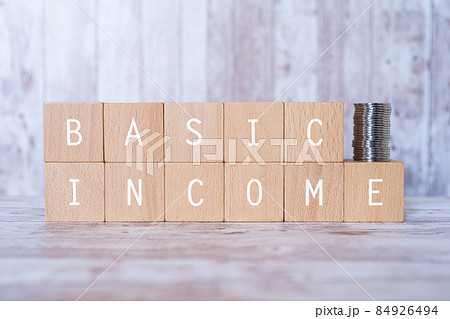 ベーシックインカム｜「BASIC INCOME」と書かれた積み木とコイン 84926494