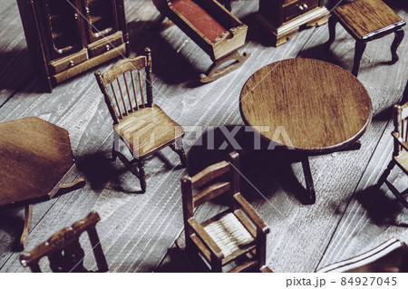 ミニチュアの木製家具 ミニチュアの木製家具 84927045