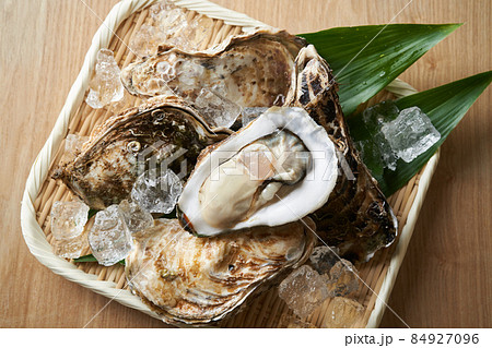 殻付き牡蠣 84927096