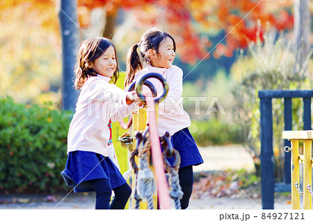 公園で遊ぶ双子の女の子 公園で遊ぶ双子の女の子 84927121
