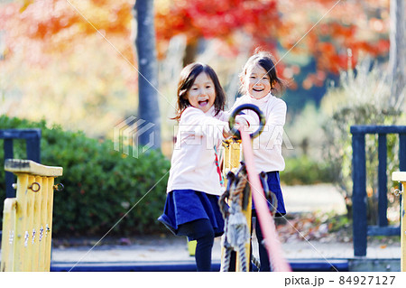 公園で遊ぶ双子の女の子 公園で遊ぶ双子の女の子 84927127