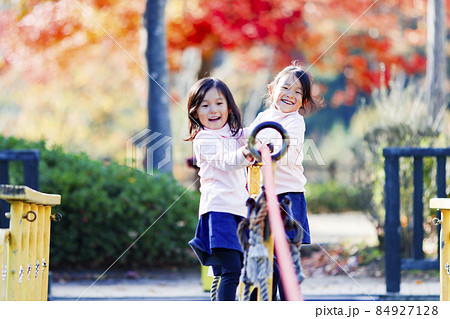 公園で遊ぶ双子の女の子 84927128