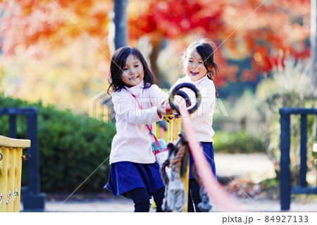 公園で遊ぶ双子の女の子 公園で遊ぶ双子の女の子 84927133