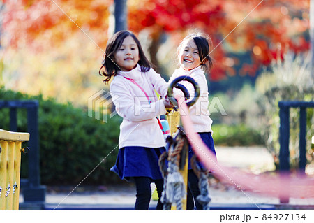 公園で遊ぶ双子の女の子 公園で遊ぶ双子の女の子 84927134