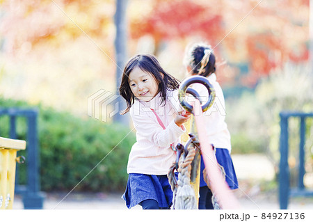 公園で遊ぶ双子の女の子の写真素材