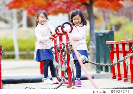 公園で遊ぶ双子の女の子 公園で遊ぶ双子の女の子 84927172