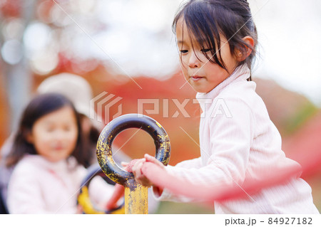 公園で遊ぶ双子の女の子 84927182