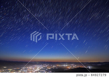 早春の三次市高谷山からの雲海の空に架かる夜明けの天の川 84927279