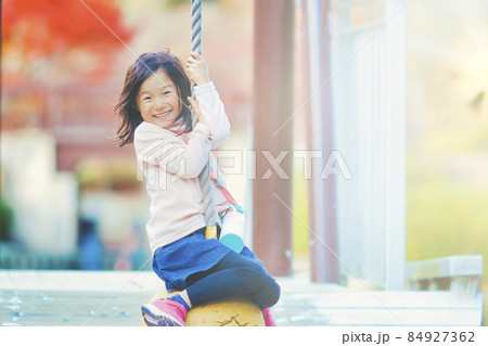 公園で遊ぶ女の子 公園で遊ぶ女の子 84927362