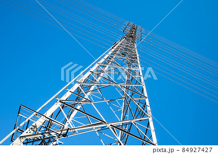見上げる送電鉄塔と快晴の青空　c-1 84927427