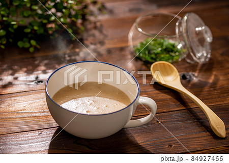 温かいポタージュスープ(キノコ入り) 84927466