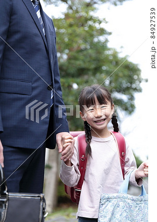 一緒に登下校する小学生の女の子とパパ 一緒に登下校する小学生の女の子とパパ 84927539