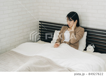 ベッドルームで耳鳴り・耳・めまい・難聴・中耳炎に悩む日本人女性 84927622