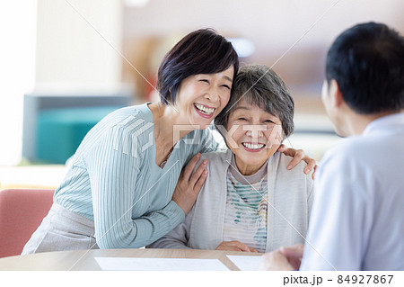 介護　介護施設で説明を受ける親子　撮影協力「LINK FOREST] 84927867