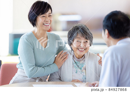 介護　介護施設で説明を受ける親子　撮影協力「LINK FOREST] 84927868