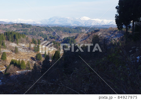 美しい星峠の棚田と八海山 84927975