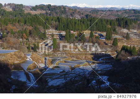 美しい星峠の棚田と八海山 美しい星峠の棚田と八海山 84927976